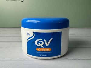 کرم مرطوب کننده کاسه‌ای QV مخصوص پوست‌های خیلی خشک مدل Replenishes حجم 250 گرم